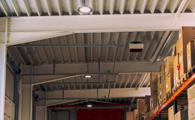 Réalisation de l’éclairage d’un entrepôt logistique avec zone de bureaux près de Namur en Belgique.