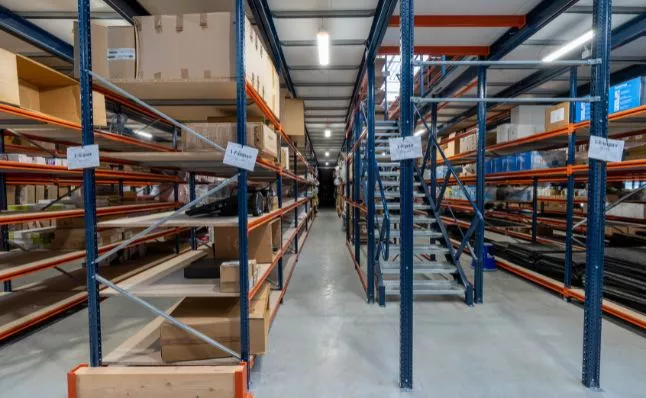 Réalisation de l’éclairage d’un entrepôt logistique avec zone de bureaux près de Namur en Belgique.