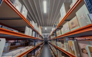 Réalisation de l’éclairage d’un entrepôt logistique avec zone de bureaux près de Namur en Belgique. Réalisation de l’éclairage d’un entrepôt logistique avec zone de bureaux près de Namur en Belgique.