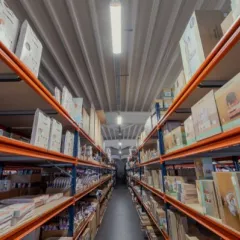 Réalisation de l’éclairage d’un entrepôt logistique avec zone de bureaux près de Namur en Belgique.