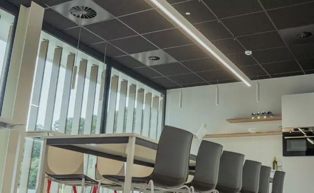 Réalisation de l’éclairage d’un entrepôt logistique avec zone de bureaux près de Namur en Belgique.