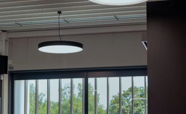 Réalisation de l’éclairage d’un entrepôt logistique avec zone de bureaux près de Namur en Belgique.