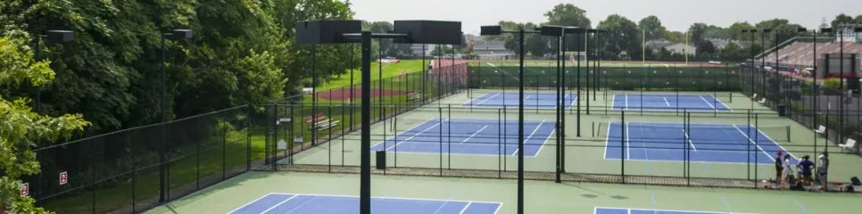 Terrain de tennis extérieur