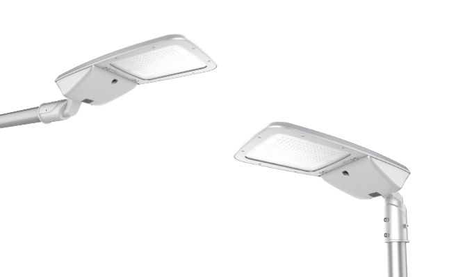 montage du luminaire led sur un mât d'éclairage